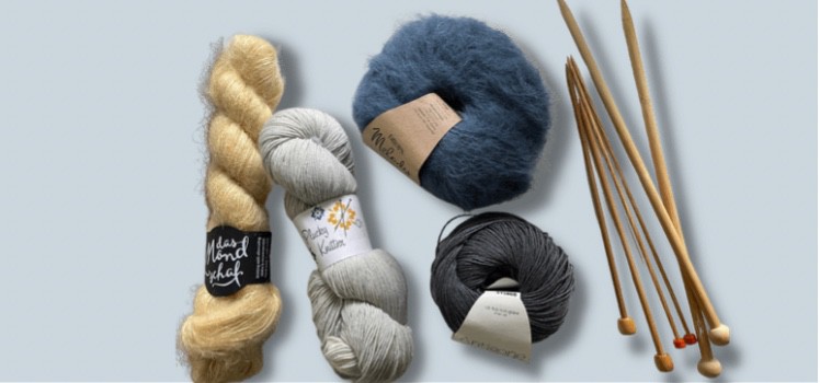 Material und Nadeln zum Stricken von Pullovern
