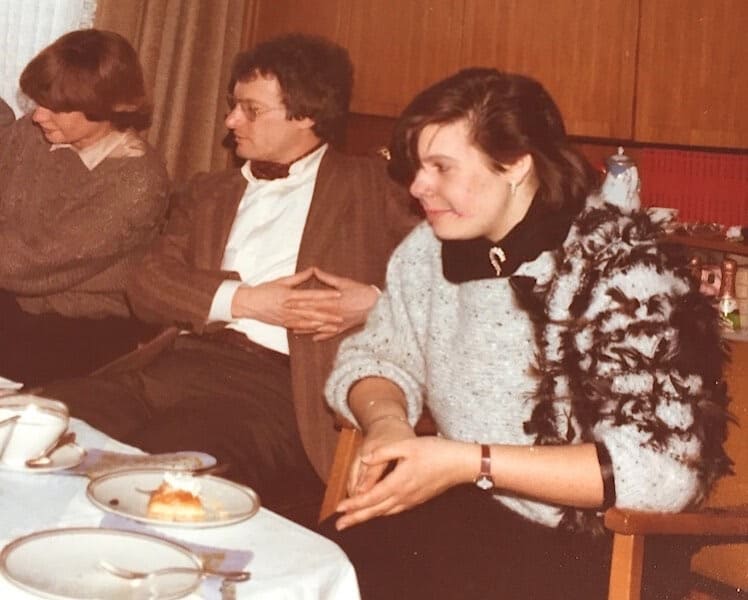 Geburtstagsfeier mit Claudia in selbstentworfenen hellen Flauschpulli mit eingestrickten schwarzen Federn