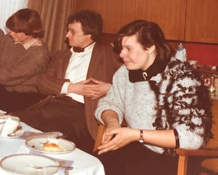 Geburtstagsfeier mit Claudia in selbstentworfenen hellen Flauschpulli mit eingestrickten schwarzen Federn