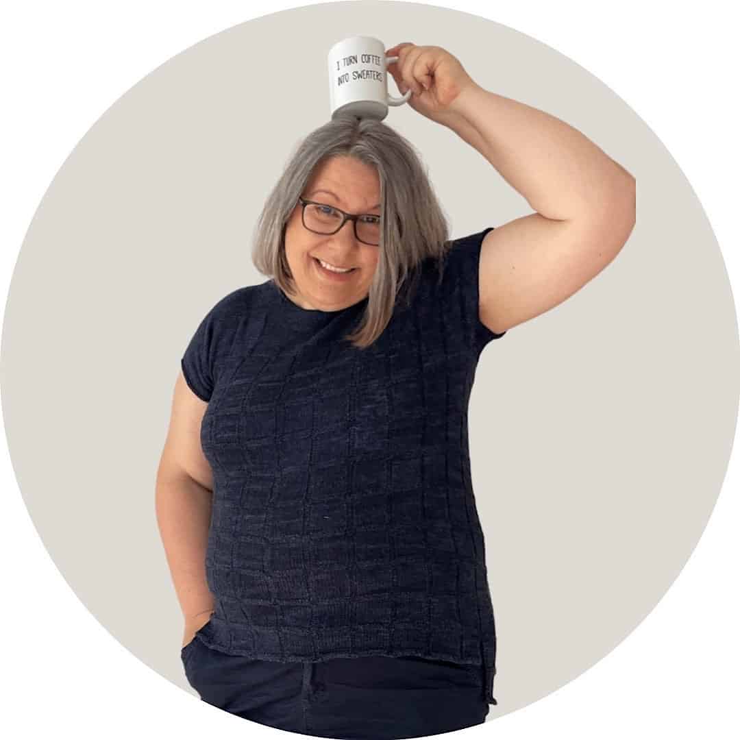 Claudia Eisenkolb balanciert lachend eine Kaffeetasse auf dem Kopf