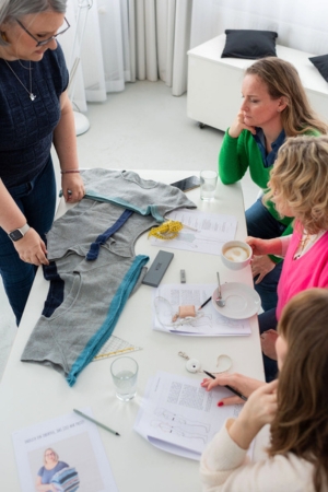 Workshop mit Kundinnen und Samples von Schulterformen beim Erklären