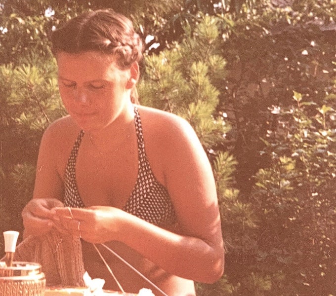 Strickdesignerin Claudia Eisenkolb im Alter von 15 Jahren beim Pullunder stricken