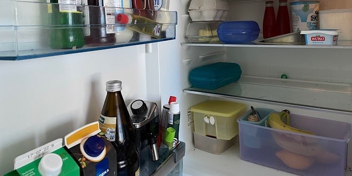 Blick in einen geöffneten relativ leeren Kühlschrank