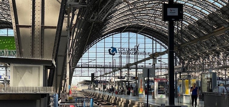 Blick im Frankfurter Hauptbahnhof auf ein Gleis