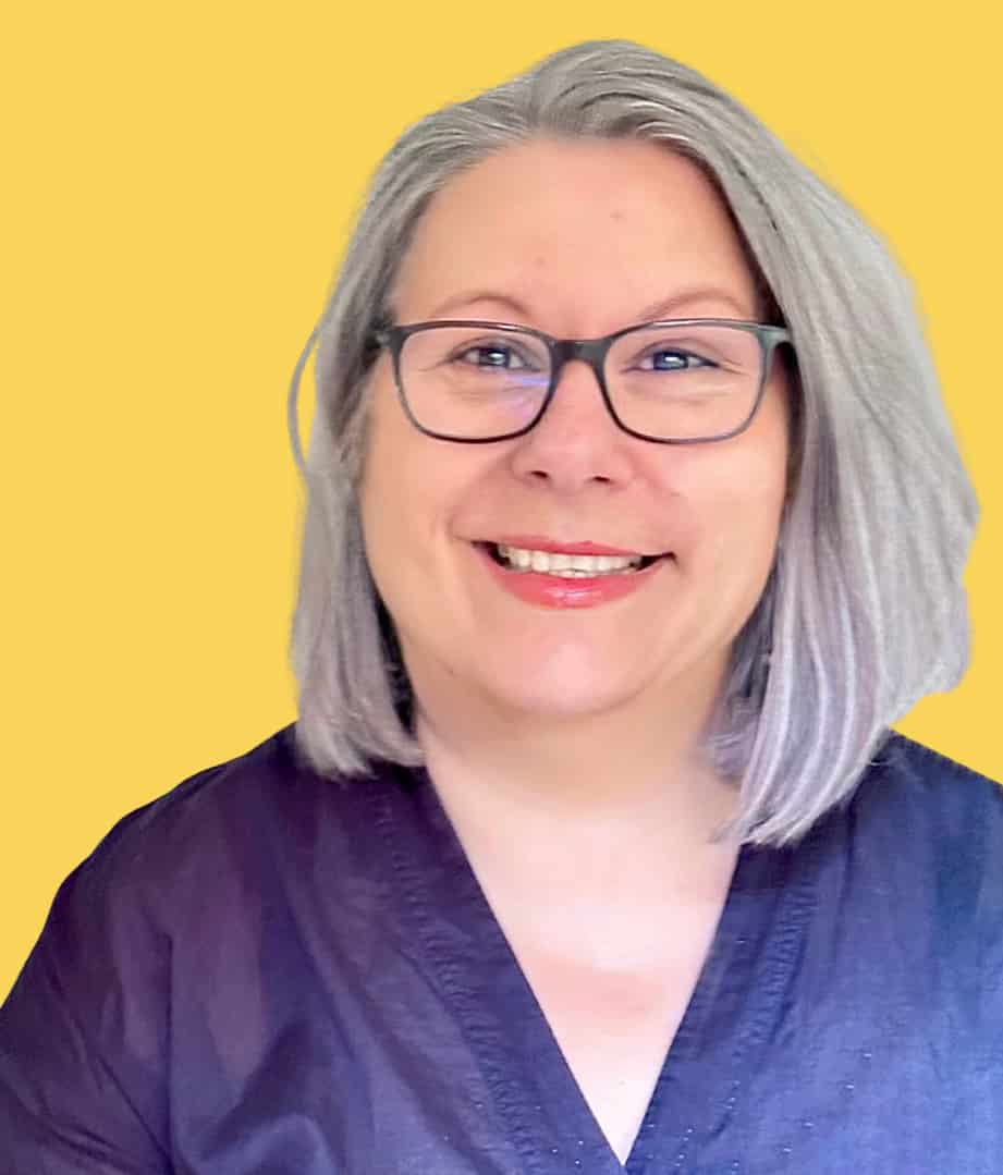 Frau mit blauer Bluse vor gelbem Hintergrund